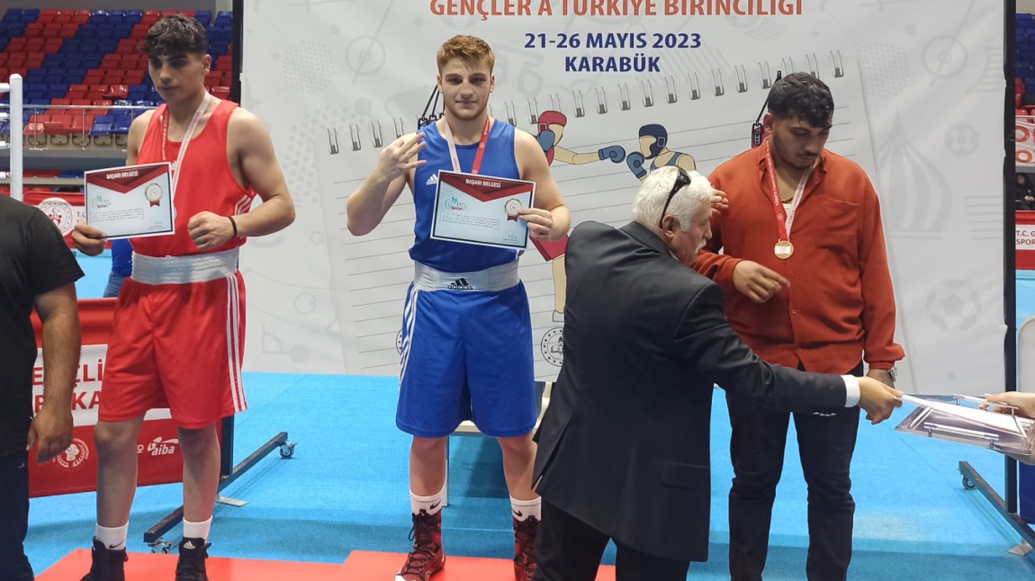 11. Sınıf Öğrencimiz Murat Taş 80 kg'da Boks da Türkiye Şampiyonu Olmuştur